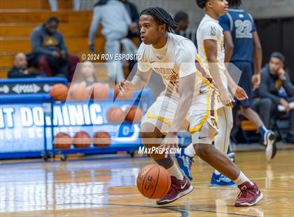 Thumbnail 2 in Mount Vernon vs Hillhouse (New York Holiday Invitational) photogallery.