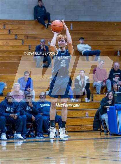 Thumbnail 2 in Mount Vernon vs Hillhouse (New York Holiday Invitational) photogallery.