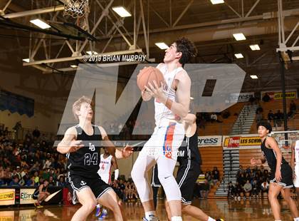 Thumbnail 3 in Lake Oswego vs. Bishop Gorman (Les Schwab Invitational) photogallery.