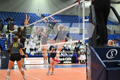 Thumbnail 3 in Hackett vs Baptist Prep (AAA 3A Staate Final) photogallery.