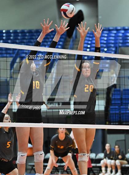 Thumbnail 2 in Hackett vs Baptist Prep (AAA 3A Staate Final) photogallery.