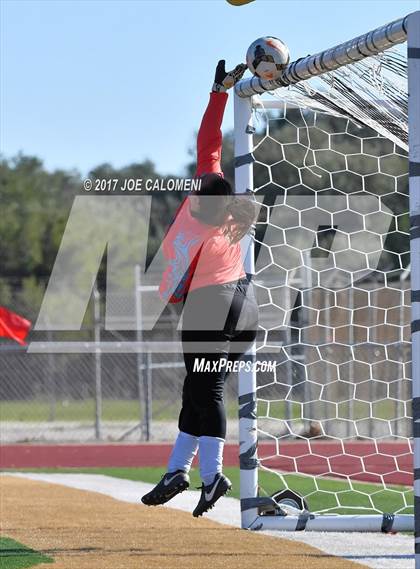 Thumbnail 2 in McCollum vs Lee [Robert E.] (Harlandale Showcase Tournament) photogallery.