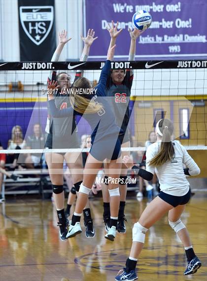 Thumbnail 2 in Mater Dei vs. Skyview (Durango Fall Classic) photogallery.