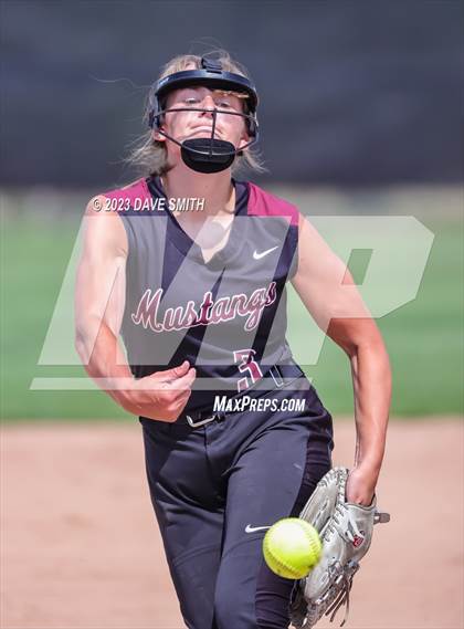 Thumbnail 2 in Mt. Vernon vs North Scott (Linn-Mar/Alburnett Invitational) photogallery.