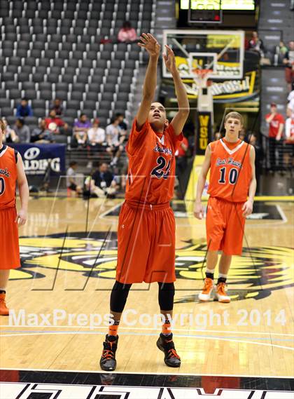 Thumbnail 2 in Olathe East vs. Maize (KSHSAA 6A Playoff) photogallery.