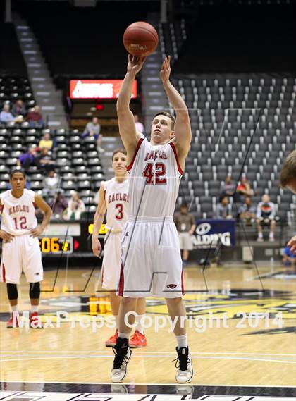 Thumbnail 3 in Olathe East vs. Maize (KSHSAA 6A Playoff) photogallery.