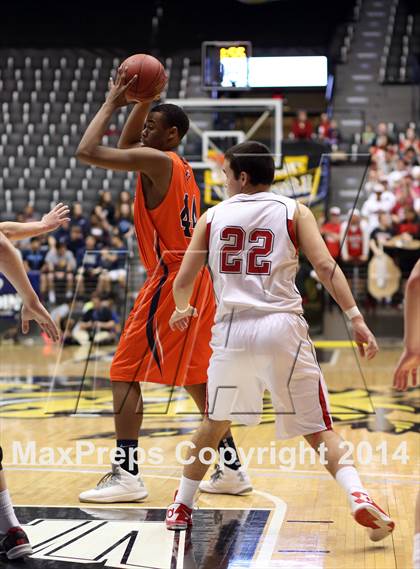 Thumbnail 2 in Olathe East vs. Maize (KSHSAA 6A Playoff) photogallery.