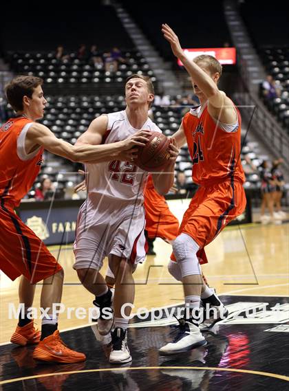 Thumbnail 3 in Olathe East vs. Maize (KSHSAA 6A Playoff) photogallery.
