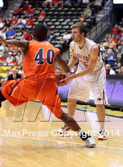 Thumbnail 1 in Olathe East vs. Maize (KSHSAA 6A Playoff) photogallery.