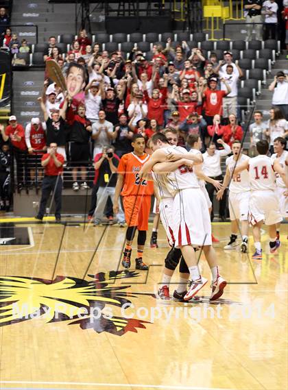 Thumbnail 2 in Olathe East vs. Maize (KSHSAA 6A Playoff) photogallery.