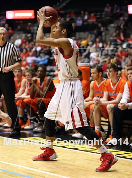 Thumbnail 2 in Olathe East vs. Maize (KSHSAA 6A Playoff) photogallery.