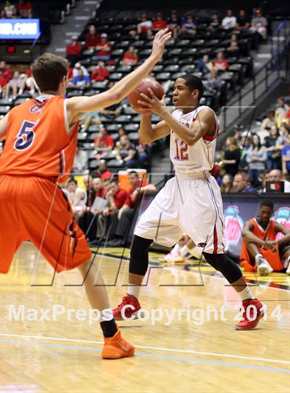 Thumbnail 3 in Olathe East vs. Maize (KSHSAA 6A Playoff) photogallery.