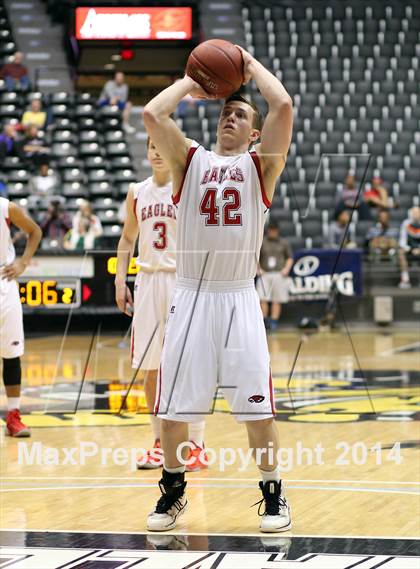 Thumbnail 2 in Olathe East vs. Maize (KSHSAA 6A Playoff) photogallery.