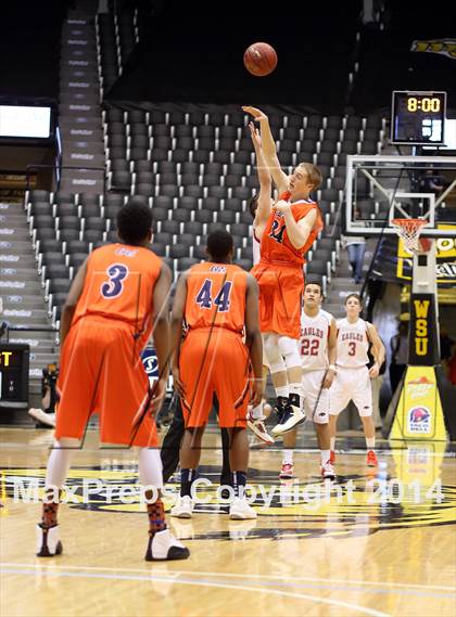 Thumbnail 3 in Olathe East vs. Maize (KSHSAA 6A Playoff) photogallery.