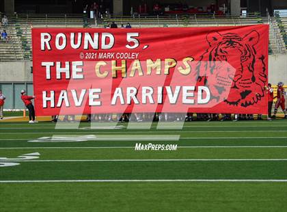 Thumbnail 1 in Katy vs. Hays (UIL 6A DII Regional Final) photogallery.