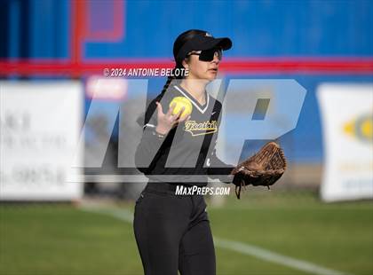 Thumbnail 3 in Los Alamitos vs. Foothill photogallery.