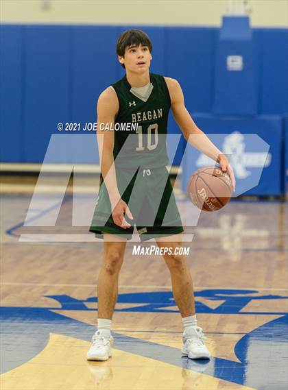 Thumbnail 2 in Reagan [Ronald] vs Boerne-Champion (Spurs High School Showcase) photogallery.