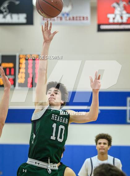 Thumbnail 2 in Reagan [Ronald] vs Boerne-Champion (Spurs High School Showcase) photogallery.