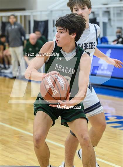 Thumbnail 2 in Reagan [Ronald] vs Boerne-Champion (Spurs High School Showcase) photogallery.