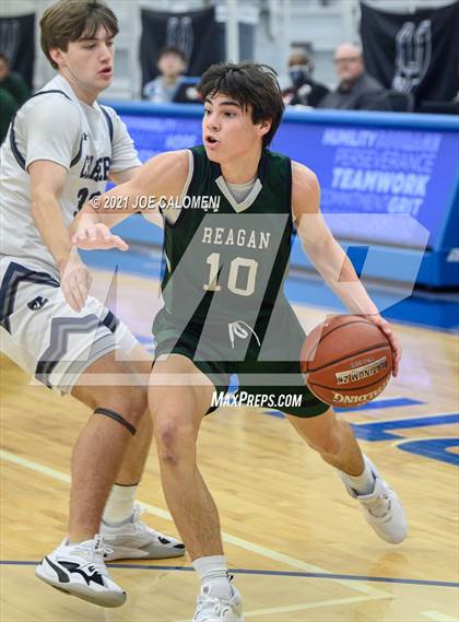 Thumbnail 3 in Reagan [Ronald] vs Boerne-Champion (Spurs High School Showcase) photogallery.