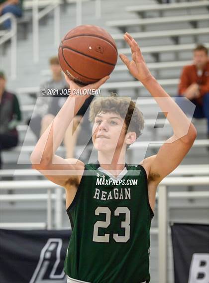 Thumbnail 3 in Reagan [Ronald] vs Boerne-Champion (Spurs High School Showcase) photogallery.