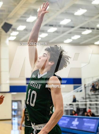 Thumbnail 2 in Reagan [Ronald] vs Boerne-Champion (Spurs High School Showcase) photogallery.