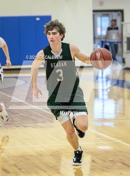 Thumbnail 2 in Reagan [Ronald] vs Boerne-Champion (Spurs High School Showcase) photogallery.