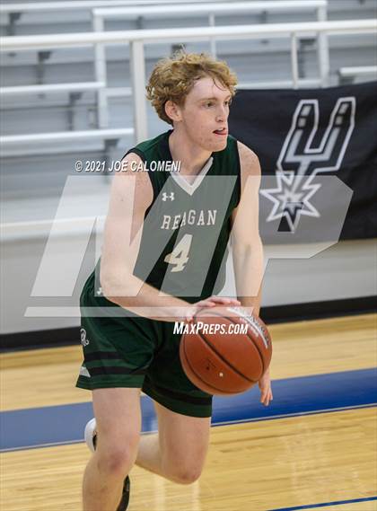 Thumbnail 2 in Reagan [Ronald] vs Boerne-Champion (Spurs High School Showcase) photogallery.