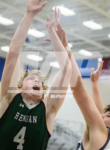 Thumbnail 2 in Reagan [Ronald] vs Boerne-Champion (Spurs High School Showcase) photogallery.
