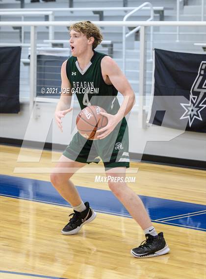 Thumbnail 3 in Reagan [Ronald] vs Boerne-Champion (Spurs High School Showcase) photogallery.