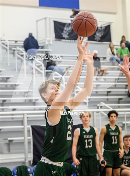 Thumbnail 2 in Reagan [Ronald] vs Boerne-Champion (Spurs High School Showcase) photogallery.