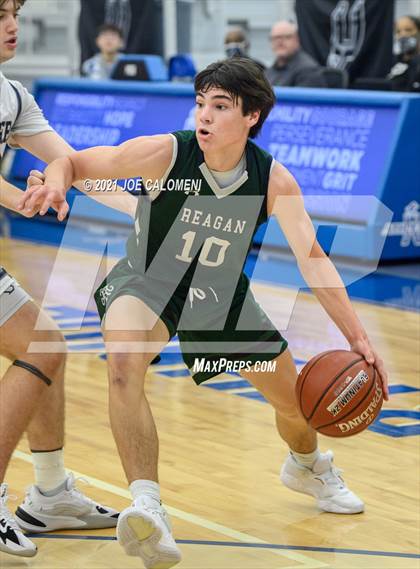 Thumbnail 2 in Reagan [Ronald] vs Boerne-Champion (Spurs High School Showcase) photogallery.