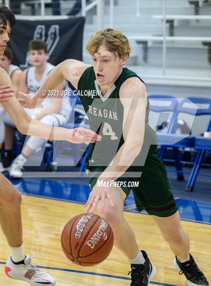 Thumbnail 2 in Reagan [Ronald] vs Boerne-Champion (Spurs High School Showcase) photogallery.