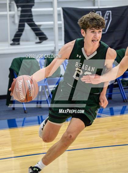 Thumbnail 2 in Reagan [Ronald] vs Boerne-Champion (Spurs High School Showcase) photogallery.