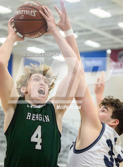 Thumbnail 3 in Reagan [Ronald] vs Boerne-Champion (Spurs High School Showcase) photogallery.
