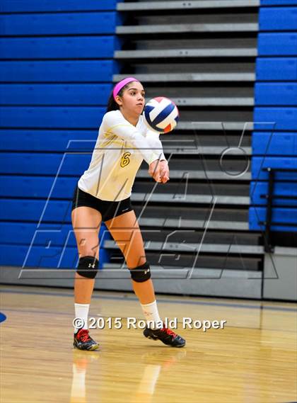 Thumbnail 3 in Texas vs Garland (Garland ISD Volleyball Tournament) photogallery.