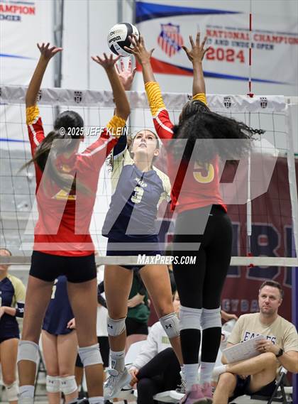 Thumbnail 3 in North Broward Prep vs South Broward (South Florida Showdown)  photogallery.