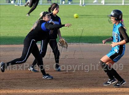 Thumbnail 2 in Santiago vs Norco (CIF SS D1 Final) photogallery.