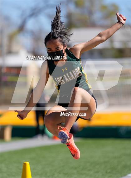 Thumbnail 1 in Los Alamos Track and Field Invitational photogallery.