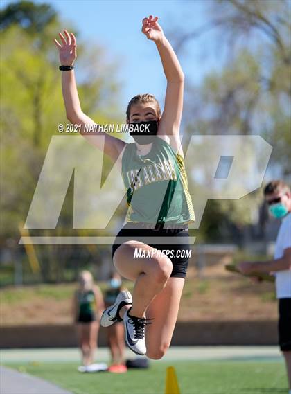 Thumbnail 3 in Los Alamos Track and Field Invitational photogallery.