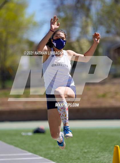 Thumbnail 2 in Los Alamos Track and Field Invitational photogallery.