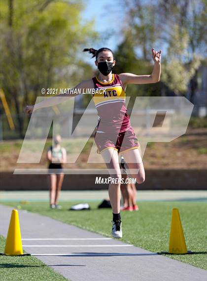 Thumbnail 1 in Los Alamos Track and Field Invitational photogallery.