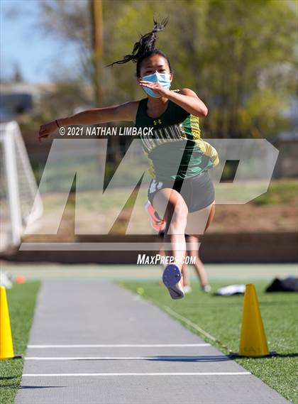 Thumbnail 3 in Los Alamos Track and Field Invitational photogallery.