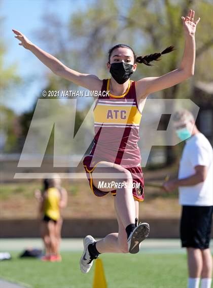 Thumbnail 2 in Los Alamos Track and Field Invitational photogallery.