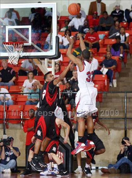 Thumbnail 2 in Cedar Hill vs. Duncanville (Texas 5A Region 1 Final) photogallery.