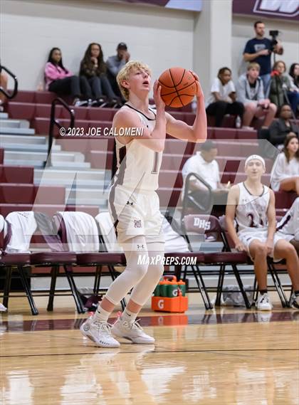 Thumbnail 2 in Davenport vs Fredericksburg photogallery.