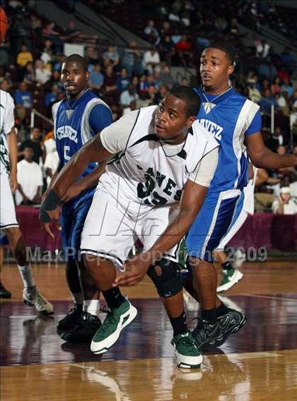 Thumbnail 2 in Chavez vs. Hightower (Texas 5A Region 3 Semifinal) photogallery.