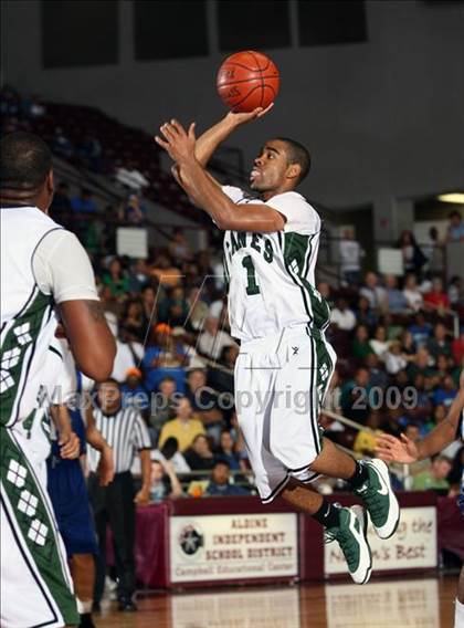 Thumbnail 3 in Chavez vs. Hightower (Texas 5A Region 3 Semifinal) photogallery.