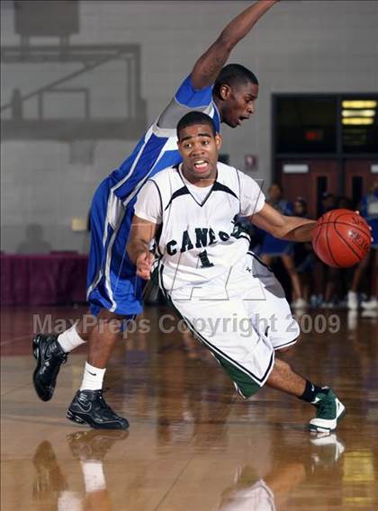Thumbnail 1 in Chavez vs. Hightower (Texas 5A Region 3 Semifinal) photogallery.