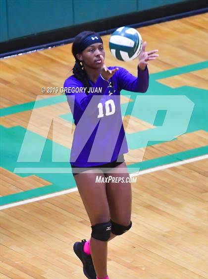 Thumbnail 1 in Belle Chasse vs Warren Easton (Newman Tournament) photogallery.